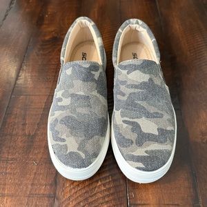 Soda Camouflage Slip-On’s Size 7